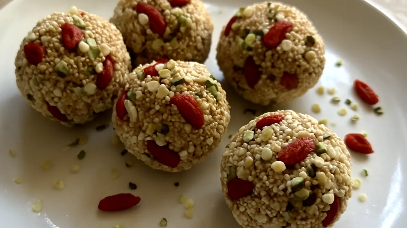 Amaranth-Kokos-Energiebällchen mit Goji-Beeren und Hanfsamen"