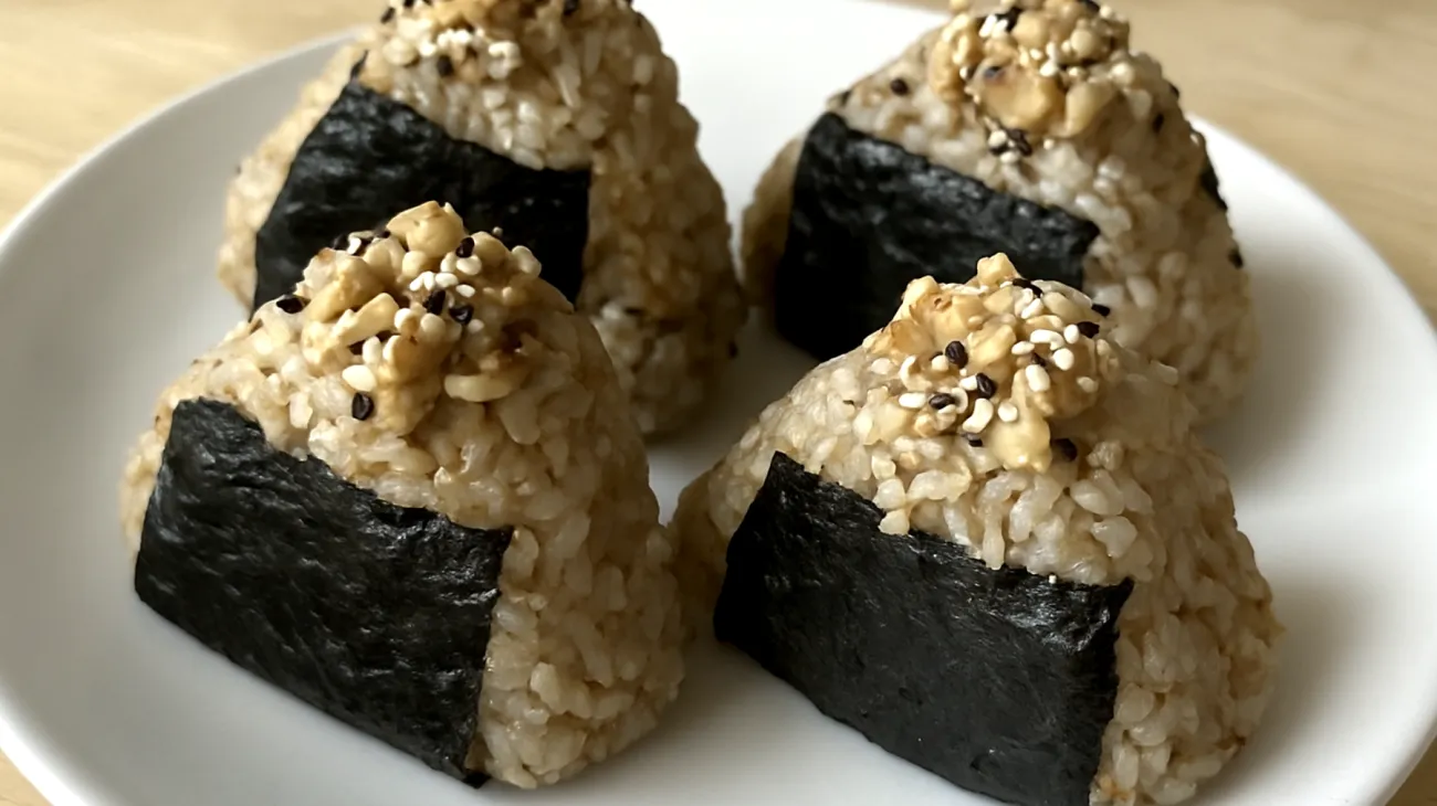 Buchweizen-Nori-Onigiri mit Walnüssen und Sesam"