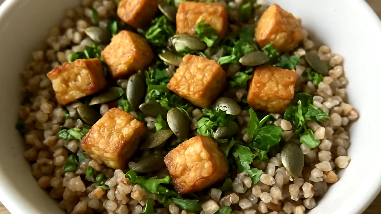 Buchweizen-Tempeh-Salat mit gerösteten Kürbiskernen"