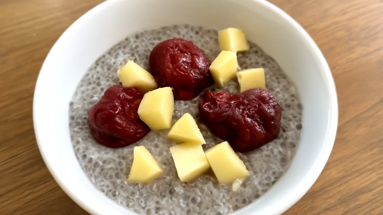 Chiasamen-Pudding mit fermentierten Pflaumen und Ingwer"