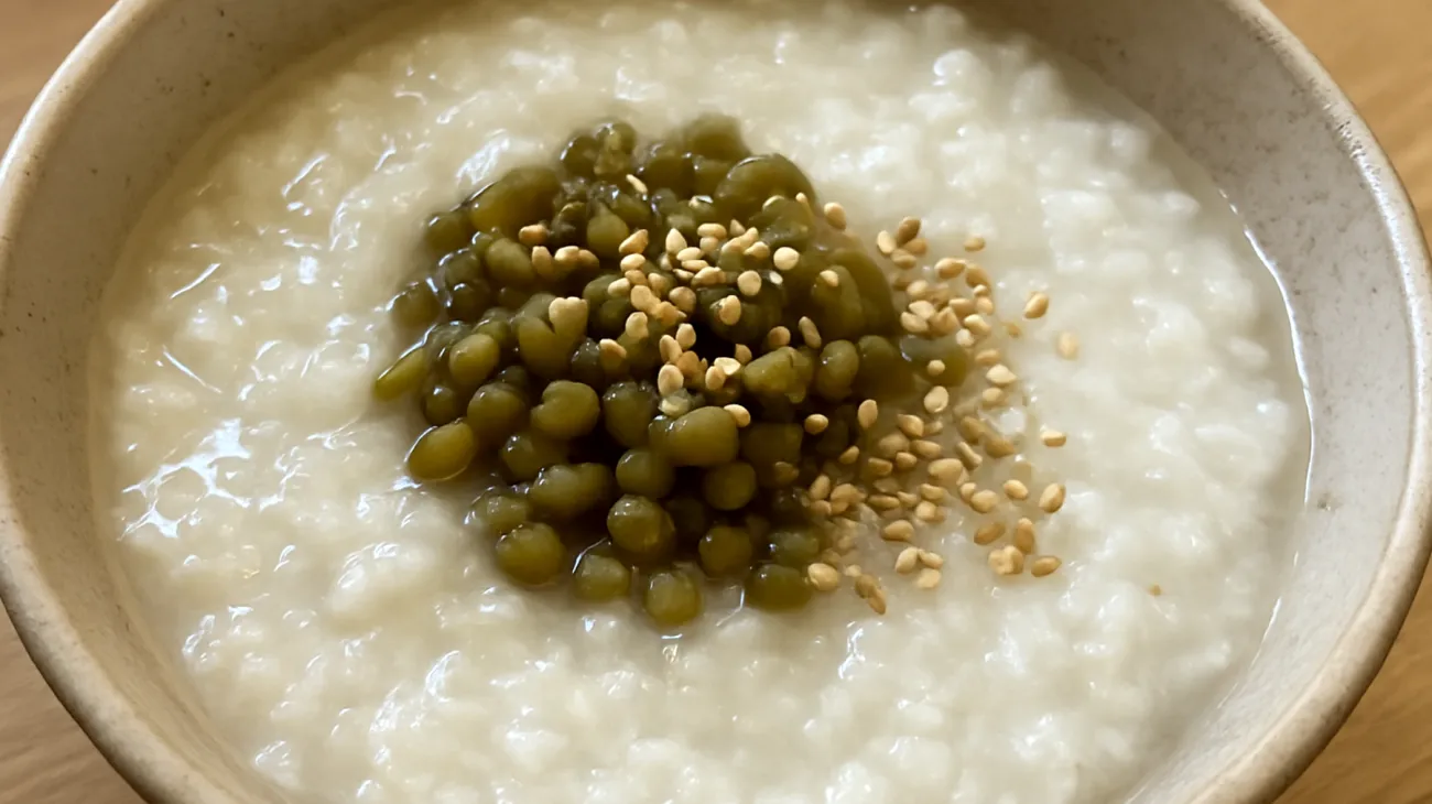 Congee mit Mungbohnen und gerösteten Sesamsamen"