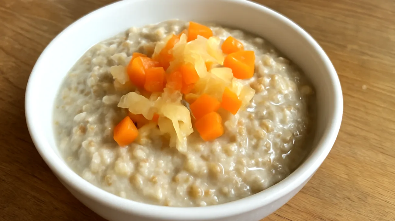 Kefir-Buchweizen-Brei mit fermentierten Gemüsestückchen"