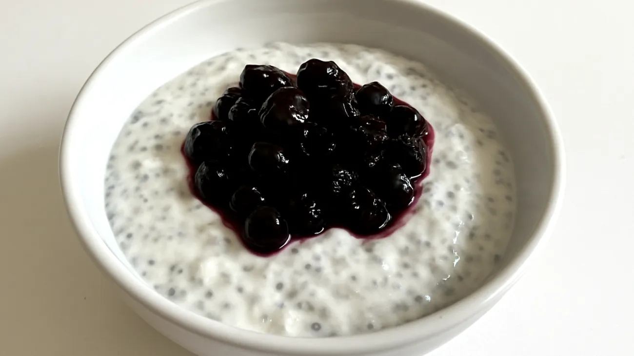 Kefir-Chia-Pudding mit fermentierten Heidelbeeren"
