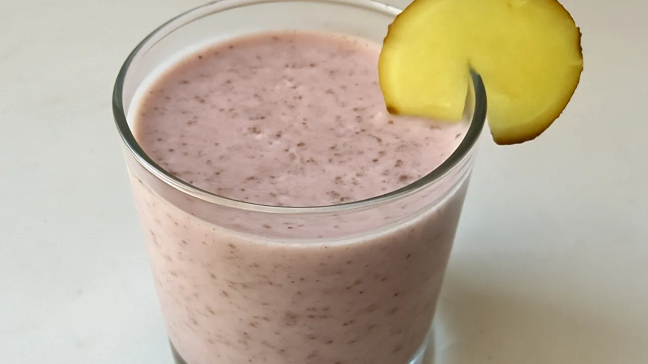 Kefir-Smoothie mit Flohsamenschalen und Ingwer"