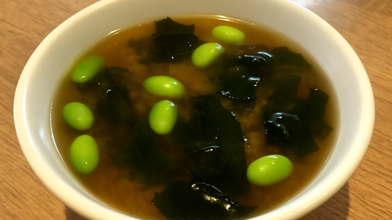 Miso-Suppe mit Wakame-Algen und Edamame"