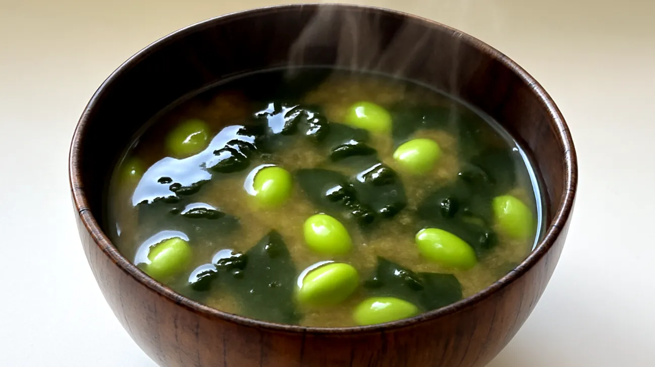 Miso-Suppe mit Wakame-Algen und Edamame"