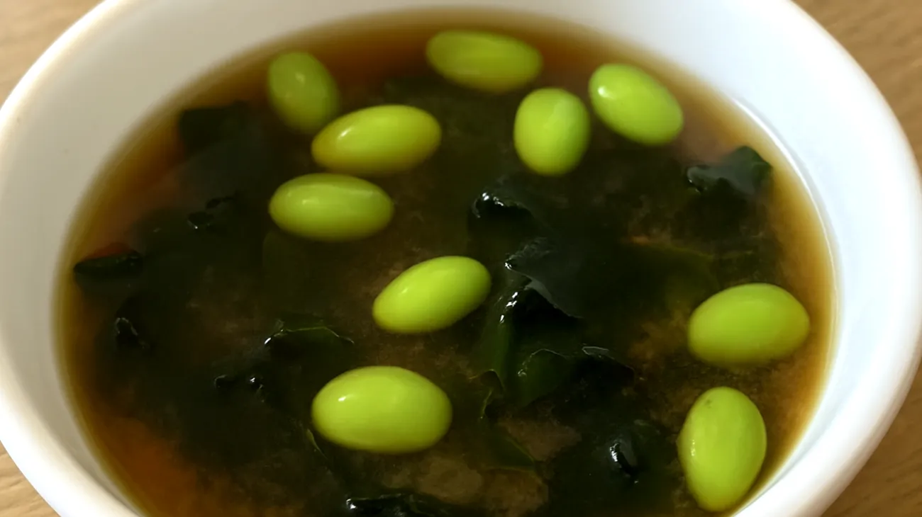 Miso-Suppe mit Wakame-Algen und Edamame"