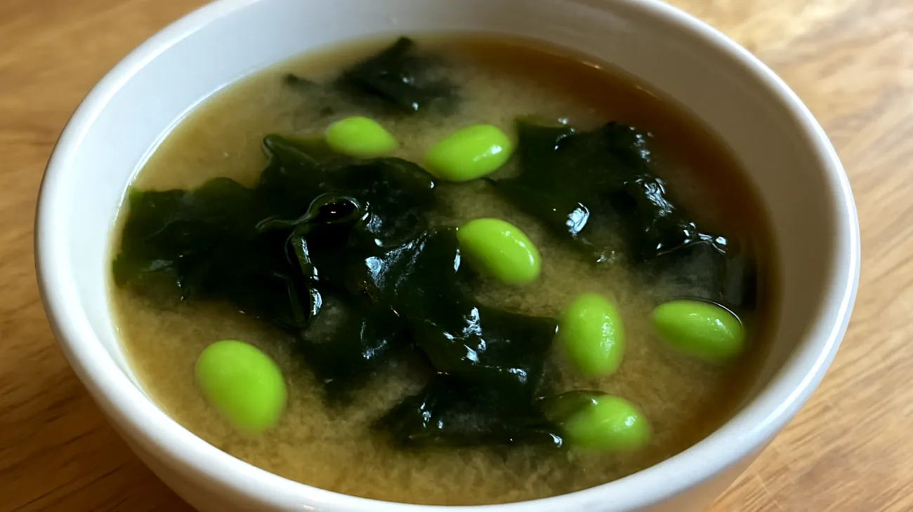Miso-Suppe mit Wakame-Algen und Edamame"