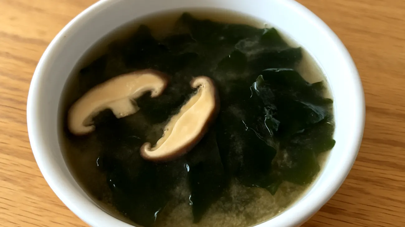 Miso-Suppe mit Wakame-Algen und Shiitake-Pilzen"