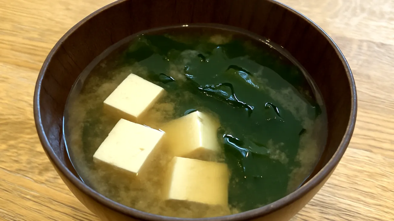 Miso-Suppe mit Wakame-Algen und Tofu"