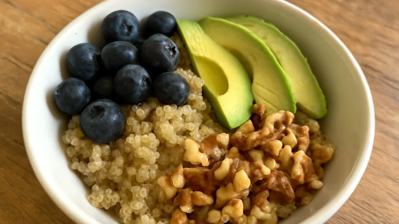 Quinoa-Bowl mit Walnüssen, Blaubeeren und Avocado"