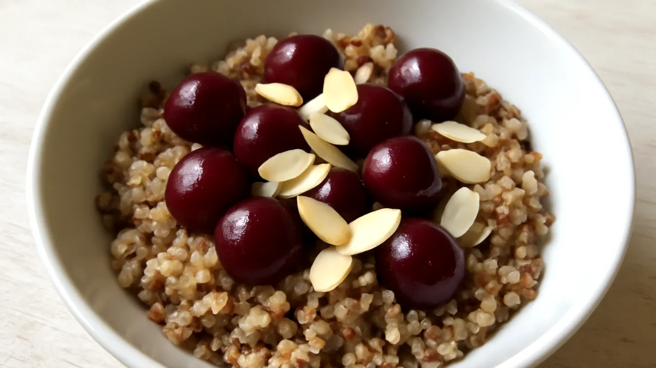 Quinoa-Buchweizen-Bowl mit Sauerkirschen und Mandeln"