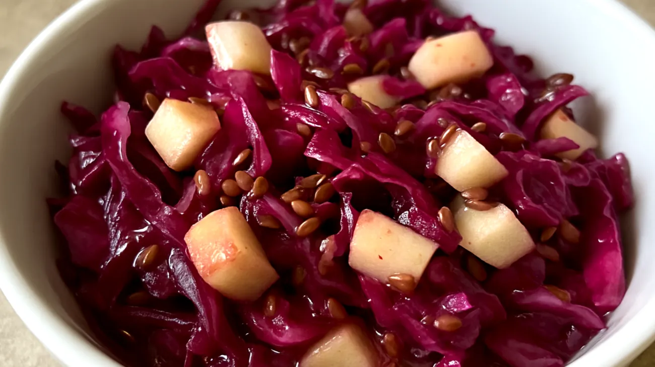 Rotkohl-Apfel-Salat mit Leinsamen und Sauerkrautsaft-Dressing"